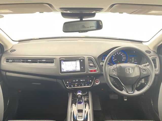 ホンダ ヴェゼル ハイブリッド Z 愛知県 2014(平26)年 1.3万km ルーセブラックM 純正ナビ【NVF-8438ZH】/　(フルセグTV/AM/FM/CD/Bluetooth)/シティーブレーキアクティブシステム/リアクティブフォースペダル/バックカメラ/純正ビルトインETC/LEDヘッドライト/フォグランプ/パドルシフト/ステアリングスイッチ/純正フロアマット/純正17インチアルミホイール/電動格納ウィンカーミラー/ドアバイザー/エアバッグ(W+サイド＋カーテン)/プッシュスタート