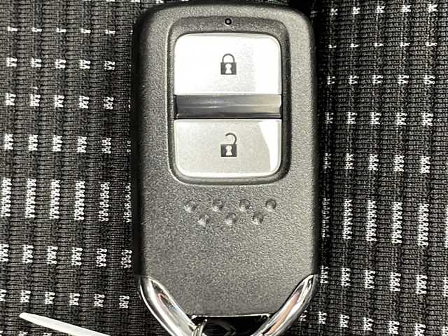 ホンダ ヴェゼル ハイブリッド Z 愛知県 2014(平26)年 1.3万km ルーセブラックM 純正ナビ【NVF-8438ZH】/　(フルセグTV/AM/FM/CD/Bluetooth)/シティーブレーキアクティブシステム/リアクティブフォースペダル/バックカメラ/純正ビルトインETC/LEDヘッドライト/フォグランプ/パドルシフト/ステアリングスイッチ/純正フロアマット/純正17インチアルミホイール/電動格納ウィンカーミラー/ドアバイザー/エアバッグ(W+サイド＋カーテン)/プッシュスタート