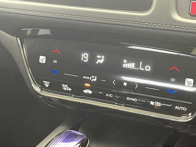 ホンダ ヴェゼル ハイブリッド Z 愛知県 2014(平26)年 1.3万km ルーセブラックM 純正ナビ【NVF-8438ZH】/　(フルセグTV/AM/FM/CD/Bluetooth)/シティーブレーキアクティブシステム/リアクティブフォースペダル/バックカメラ/純正ビルトインETC/LEDヘッドライト/フォグランプ/パドルシフト/ステアリングスイッチ/純正フロアマット/純正17インチアルミホイール/電動格納ウィンカーミラー/ドアバイザー/エアバッグ(W+サイド＋カーテン)/プッシュスタート