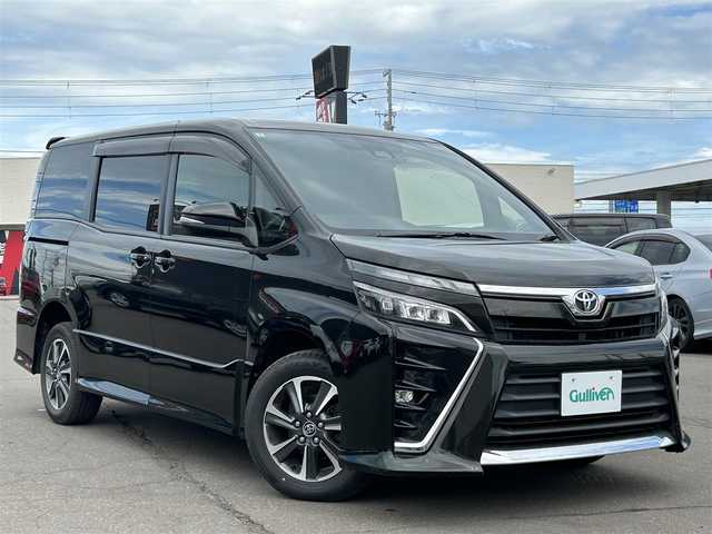 トヨタ ヴォクシー ZS 道東・釧路十勝 2018(平30)年 8万km イナズマスパーキングブラックガラスフレーク 4WD/寒冷地仕様/クルーズコントロール/両側パワースライドドア/純正エンジンスターター/社外ナビ/（CD/DVD/BT)/フルセグテレビ/リヤフリップダウンモニター/ドライブレコーダー/ビルトインETC/オートライト/スマートキー/純正16インチAWタイヤ/プッシュスタート/3列シート/アイドリングストップ/ABS/横滑り防止装置/パワーステアリング/パワーウィンドウ/保証書/取扱説明書/記録簿