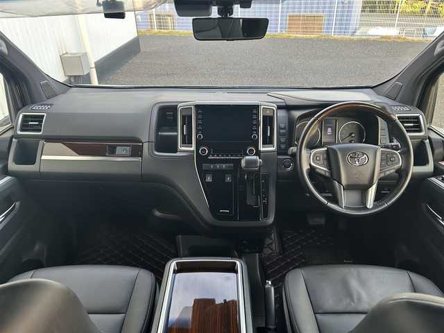 トヨタ グランエース プレミアム 千葉県 2021(令3)年 2.9万km ブラック 純正8インチナビ/(AM/FM、BT、TV、MIRACAST)/アラウンドビューモニター/衝突被害軽減システム/車線逸脱警報/オートクルーズコントロール/フリップダウンモニター/レザーシート/全席パワーシート/デジタルインナーミラー/両側パワースライドドア/横滑り防止装置/ETC/前後ドライブレコーダー/アイドリングストップ/LEDヘッドライト/フォグランプ/オートライト/ウィンカーミラー/電動格納ミラー/純正17インチAW/シートヒーター/エアシート/シートリフター/ステアリングヒーター/プッシュスタート/スマートキー/フロアマット/スペアキー/取扱説明書/保証書