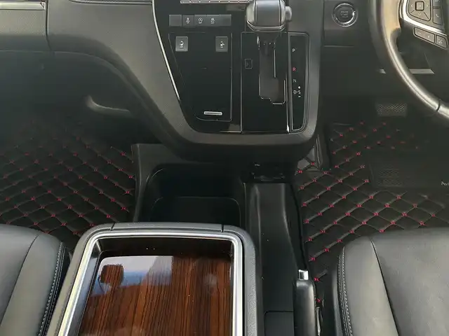 トヨタ グランエース プレミアム 千葉県 2021(令3)年 2.9万km ブラック 純正8インチナビ/(AM/FM、BT、TV、MIRACAST)/アラウンドビューモニター/衝突被害軽減システム/車線逸脱警報/オートクルーズコントロール/フリップダウンモニター/レザーシート/全席パワーシート/デジタルインナーミラー/両側パワースライドドア/横滑り防止装置/ETC/前後ドライブレコーダー/アイドリングストップ/LEDヘッドライト/フォグランプ/オートライト/ウィンカーミラー/電動格納ミラー/純正17インチAW/シートヒーター/エアシート/シートリフター/ステアリングヒーター/プッシュスタート/スマートキー/フロアマット/スペアキー/取扱説明書/保証書