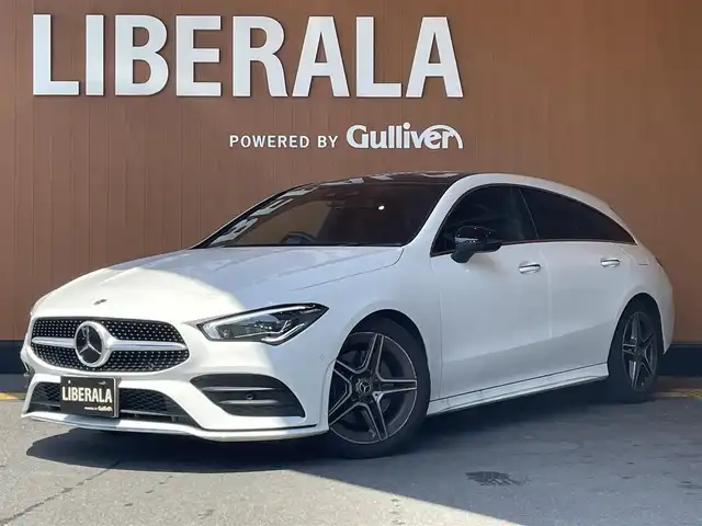 メルセデス・ベンツ Ｍ・ベンツ ＣＬＡ２００ｄ シューティングブレーク 高知県 2021(令3)年 2.1万km ポーラホワイト 純正ナビ/【BT/フルセグTV/Applecarplay】/バックカメラ/パノラミックスライディングルーフ/アダプティブクルーズコントロール(前車追跡あり)/アクティブレーンキーピングアシスト(車線逸脱制御・警告)/アクティブブレーキアシスト(衝突軽減ブレーキ)/ブラインドスポットアシスト(後側方車検知警報)/ロードサインアシスト(道路標識読み取り)/インテリジェントライトシステム/アンビエントライト/横滑り防止/ハーフレザーシート/シートヒーター/D/Nパワーシート(メモリ機能有り)/コーナー、バックセンサー/パワーバックドア/置くだけ充電/ETC2.0/オートライト/純正LEDライト/スマートキー/プッシュスタート/パドルシフト/MTモード付きAT/アイドリングストップ/純正アルミホイール 18インチ/純正フロアマット/スペアキー×1【スマートキー】