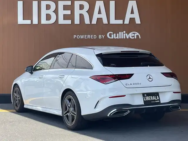 メルセデス・ベンツ Ｍ・ベンツ ＣＬＡ２００ｄ シューティングブレーク 高知県 2021(令3)年 2.1万km ポーラホワイト 純正ナビ/【BT/フルセグTV/Applecarplay】/バックカメラ/パノラミックスライディングルーフ/アダプティブクルーズコントロール(前車追跡あり)/アクティブレーンキーピングアシスト(車線逸脱制御・警告)/アクティブブレーキアシスト(衝突軽減ブレーキ)/ブラインドスポットアシスト(後側方車検知警報)/ロードサインアシスト(道路標識読み取り)/インテリジェントライトシステム/アンビエントライト/横滑り防止/ハーフレザーシート/シートヒーター/D/Nパワーシート(メモリ機能有り)/コーナー、バックセンサー/パワーバックドア/置くだけ充電/ETC2.0/オートライト/純正LEDライト/スマートキー/プッシュスタート/パドルシフト/MTモード付きAT/アイドリングストップ/純正アルミホイール 18インチ/純正フロアマット/スペアキー×1【スマートキー】