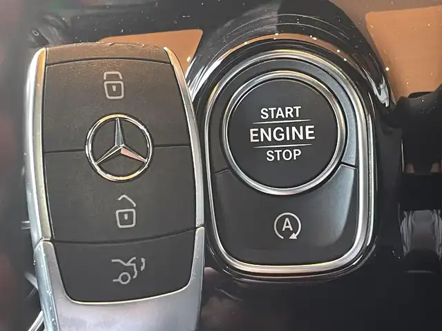 メルセデス・ベンツ Ｍ・ベンツ ＣＬＡ２００ｄ シューティングブレーク 高知県 2021(令3)年 2.1万km ポーラホワイト 純正ナビ/【BT/フルセグTV/Applecarplay】/バックカメラ/パノラミックスライディングルーフ/アダプティブクルーズコントロール(前車追跡あり)/アクティブレーンキーピングアシスト(車線逸脱制御・警告)/アクティブブレーキアシスト(衝突軽減ブレーキ)/ブラインドスポットアシスト(後側方車検知警報)/ロードサインアシスト(道路標識読み取り)/インテリジェントライトシステム/アンビエントライト/横滑り防止/ハーフレザーシート/シートヒーター/D/Nパワーシート(メモリ機能有り)/コーナー、バックセンサー/パワーバックドア/置くだけ充電/ETC2.0/オートライト/純正LEDライト/スマートキー/プッシュスタート/パドルシフト/MTモード付きAT/アイドリングストップ/純正アルミホイール 18インチ/純正フロアマット/スペアキー×1【スマートキー】