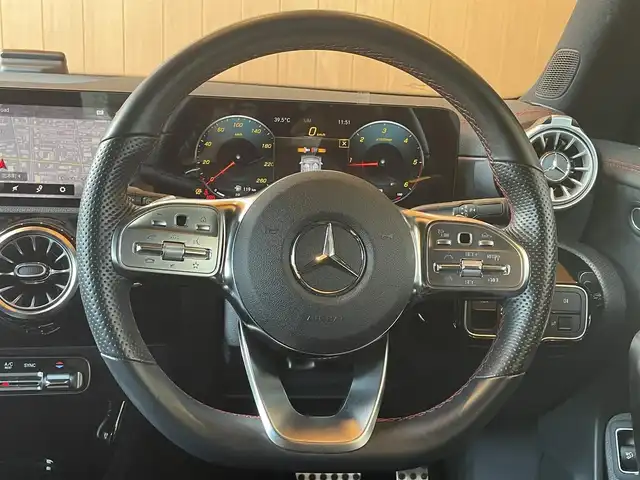 メルセデス・ベンツ Ｍ・ベンツ ＣＬＡ２００ｄ シューティングブレーク 高知県 2021(令3)年 2.1万km ポーラホワイト 純正ナビ/【BT/フルセグTV/Applecarplay】/バックカメラ/パノラミックスライディングルーフ/アダプティブクルーズコントロール(前車追跡あり)/アクティブレーンキーピングアシスト(車線逸脱制御・警告)/アクティブブレーキアシスト(衝突軽減ブレーキ)/ブラインドスポットアシスト(後側方車検知警報)/ロードサインアシスト(道路標識読み取り)/インテリジェントライトシステム/アンビエントライト/横滑り防止/ハーフレザーシート/シートヒーター/D/Nパワーシート(メモリ機能有り)/コーナー、バックセンサー/パワーバックドア/置くだけ充電/ETC2.0/オートライト/純正LEDライト/スマートキー/プッシュスタート/パドルシフト/MTモード付きAT/アイドリングストップ/純正アルミホイール 18インチ/純正フロアマット/スペアキー×1【スマートキー】