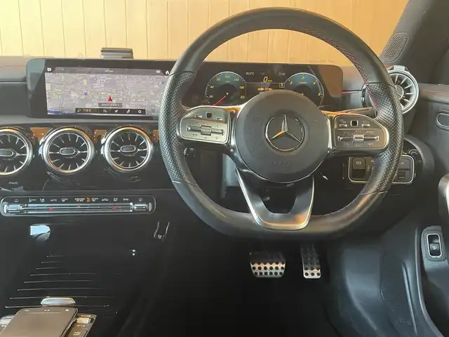 メルセデス・ベンツ Ｍ・ベンツ ＣＬＡ２００ｄ シューティングブレーク 高知県 2021(令3)年 2.1万km ポーラホワイト 純正ナビ/【BT/フルセグTV/Applecarplay】/バックカメラ/パノラミックスライディングルーフ/アダプティブクルーズコントロール(前車追跡あり)/アクティブレーンキーピングアシスト(車線逸脱制御・警告)/アクティブブレーキアシスト(衝突軽減ブレーキ)/ブラインドスポットアシスト(後側方車検知警報)/ロードサインアシスト(道路標識読み取り)/インテリジェントライトシステム/アンビエントライト/横滑り防止/ハーフレザーシート/シートヒーター/D/Nパワーシート(メモリ機能有り)/コーナー、バックセンサー/パワーバックドア/置くだけ充電/ETC2.0/オートライト/純正LEDライト/スマートキー/プッシュスタート/パドルシフト/MTモード付きAT/アイドリングストップ/純正アルミホイール 18インチ/純正フロアマット/スペアキー×1【スマートキー】