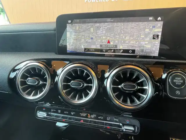 メルセデス・ベンツ Ｍ・ベンツ ＣＬＡ２００ｄ シューティングブレーク 高知県 2021(令3)年 2.1万km ポーラホワイト 純正ナビ/【BT/フルセグTV/Applecarplay】/バックカメラ/パノラミックスライディングルーフ/アダプティブクルーズコントロール(前車追跡あり)/アクティブレーンキーピングアシスト(車線逸脱制御・警告)/アクティブブレーキアシスト(衝突軽減ブレーキ)/ブラインドスポットアシスト(後側方車検知警報)/ロードサインアシスト(道路標識読み取り)/インテリジェントライトシステム/アンビエントライト/横滑り防止/ハーフレザーシート/シートヒーター/D/Nパワーシート(メモリ機能有り)/コーナー、バックセンサー/パワーバックドア/置くだけ充電/ETC2.0/オートライト/純正LEDライト/スマートキー/プッシュスタート/パドルシフト/MTモード付きAT/アイドリングストップ/純正アルミホイール 18インチ/純正フロアマット/スペアキー×1【スマートキー】