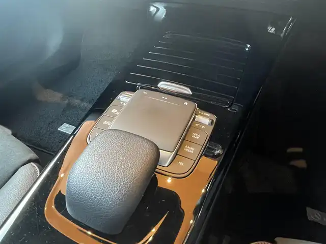 メルセデス・ベンツ Ｍ・ベンツ ＣＬＡ２００ｄ シューティングブレーク 高知県 2021(令3)年 2.1万km ポーラホワイト 純正ナビ/【BT/フルセグTV/Applecarplay】/バックカメラ/パノラミックスライディングルーフ/アダプティブクルーズコントロール(前車追跡あり)/アクティブレーンキーピングアシスト(車線逸脱制御・警告)/アクティブブレーキアシスト(衝突軽減ブレーキ)/ブラインドスポットアシスト(後側方車検知警報)/ロードサインアシスト(道路標識読み取り)/インテリジェントライトシステム/アンビエントライト/横滑り防止/ハーフレザーシート/シートヒーター/D/Nパワーシート(メモリ機能有り)/コーナー、バックセンサー/パワーバックドア/置くだけ充電/ETC2.0/オートライト/純正LEDライト/スマートキー/プッシュスタート/パドルシフト/MTモード付きAT/アイドリングストップ/純正アルミホイール 18インチ/純正フロアマット/スペアキー×1【スマートキー】