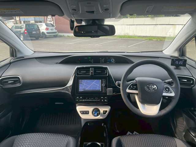 トヨタ プリウス A 宮崎県 2017(平29)年 11.6万km ホワイトパールクリスタルシャイン 純正SDナビ/Bluetooth：フルセグTV：DVD：CD/バックカメラ/ドラレコ/ビルトインＥＴＣ/プリクラッシュセーフティ/レーンキープアシスト/パーキングアシスト/ヘッドアップディスプレイ/レーダークルーズコントロール/ブラインドスポットモニター/クリアランスソナー/純正ラゲッジマット/フロントガラスデワイサー/オートハイビーム/スペアキー/保証書・取扱説明書