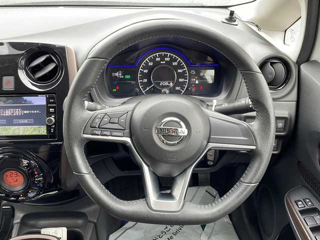 日産 ノート e－パワー メダリスト 新潟県 2017(平29)年 4.5万km ブリリアントホワイトパール 純正メモリナビ/（DTV/DVD/Bluetooth）/衝突軽減/レーンキープアシスト/先行車発進検知/全周囲カメラ/コーナーセンサー/プッシュスタート/ETC/ドライブレコーダー/ハーフレザー/デジタルインナーミラー/LED/フォグランプ/ウィンカーミラー/電格ミラー/ドアバイザー/スペアキー×１