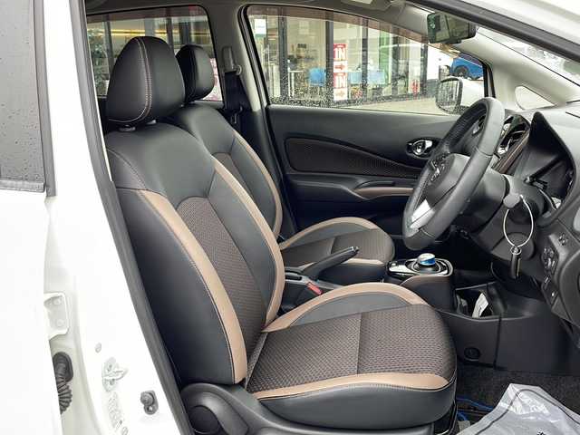 日産 ノート e－パワー メダリスト 新潟県 2017(平29)年 4.5万km ブリリアントホワイトパール 純正メモリナビ/（DTV/DVD/Bluetooth）/衝突軽減/レーンキープアシスト/先行車発進検知/全周囲カメラ/コーナーセンサー/プッシュスタート/ETC/ドライブレコーダー/ハーフレザー/デジタルインナーミラー/LED/フォグランプ/ウィンカーミラー/電格ミラー/ドアバイザー/スペアキー×１