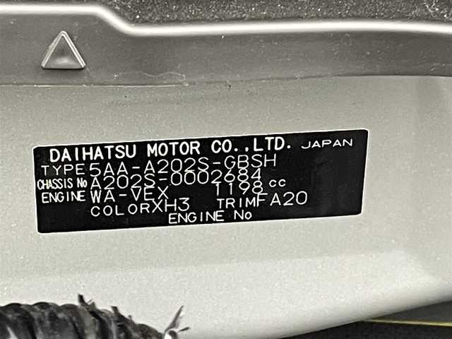 ダイハツ ロッキー プレミアム G HEV 熊本県 2021(令3)年 5.2万km ブラックマイカメタリック/シャイニングホワイトパール 禁煙車/アルパイン9インチナビ（ＣＤ・ＤＶＤ・フルセグ・ＢＴ・ＳＤ・ＨＤＭＩ・ＵＳＢ）/バックカメラ　/純正前後ドライブレコーダー　/ビルトインＥＴＣ２．０　/前後クリアランスソナー　/前席シートヒーター　/スマートアシスト/・衝突回避支援ブレーキ/・衝突警報機能/・車線逸脱抑制機能/・車線逸脱警報機能/・ふらつき警報機能/・路側逸脱警報機能/・ふらつき警報機能/・先行車発進お知らせ機能/・標識認識システム/・レーダークルーズコントロール/横滑り防止/100V充電/純正フロアマット/純正17インチAW/オートライト/オートマチックハイビーム/フォグランプ/スマートキー/プッシュスタート