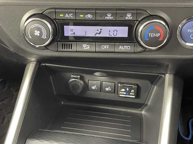 ダイハツ ロッキー プレミアム G HEV 熊本県 2021(令3)年 5.2万km ブラックマイカメタリック/シャイニングホワイトパール 禁煙車/アルパイン9インチナビ（ＣＤ・ＤＶＤ・フルセグ・ＢＴ・ＳＤ・ＨＤＭＩ・ＵＳＢ）/バックカメラ　/純正前後ドライブレコーダー　/ビルトインＥＴＣ２．０　/前後クリアランスソナー　/前席シートヒーター　/スマートアシスト/・衝突回避支援ブレーキ/・衝突警報機能/・車線逸脱抑制機能/・車線逸脱警報機能/・ふらつき警報機能/・路側逸脱警報機能/・ふらつき警報機能/・先行車発進お知らせ機能/・標識認識システム/・レーダークルーズコントロール/横滑り防止/100V充電/純正フロアマット/純正17インチAW/オートライト/オートマチックハイビーム/フォグランプ/スマートキー/プッシュスタート