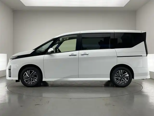 日産 セレナ e－パワー ハイウェイスター V 愛知県 2025(令7)年 0.1千km 白 登録済未使用車　純１２．３型ＤＡナビＴＶ　禁煙　純正１１型後席モニター　全方位カメラ　プロパイロット　ＢＳＭ　内蔵前後ドラレコ　デジタルインナーミラー　ＨＤＭＩ　ワイヤレス充電　衝突軽減　ハンドル支援　LEDオートライト　フォグ　コーナーセンサー/e-POWER　ハイウエイスターV　ヘッドランプ オートレベライザー+アダプティブLEDヘッドライトシステム+インテリジェント アラウンドビューモニター（移動物 検知機能付）+インテリジェント ルームミラー+アドバンスドドライブアシストディスプレイ（12.3インチカラーディスプレイ）+統合型インターフェースディスプレイ+ワイヤレス充電器+6スピーカー+NissanConnectナビゲーションシステム（地デジ内蔵）+車載通信ユニット（TCU［Telematics Control Unit］）+ETC2.0ユニット（ビルトインタイプ）+ドライブレコーダー（前後セット）+プロパイロット（ナビリンク機能付）+プロパイロット緊急停止支援システム（SOSコール機能付）+SOSコール（488/400円）後席専用モニターHDMI NissanConnectナビ付車用(125/400円)両側パワースライドドア