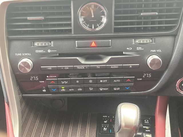 レクサス ＲＸ 200t Fスポーツ 佐賀県 2015(平27)年 9.6万km ホワイトノーヴァガラスフレーク サンルーフ/純正ナビ/パノラマミックビューモニター/プリクラッシュセーフティ/レーンディパーチャーアラート/オートハイビーム/アダプティブクルーズコントロール/クリアランスソナー/ブラインドスポットモニター/リアクロストラフィックアラート/ヘッドアップディスプレイ/電動パーキングブレーキ/オートブレーキホールド/赤革シート/シートヒーター/エアシート/メモリパワーシート/ステアリングヒーター/ステアリングリモコン/パワーバックドア/ドライブレコーダー/ビルトインETC2.0/プッシュスタート/スマートキー/3眼LEDヘッドライト/フォグライト/純正アルミホイール