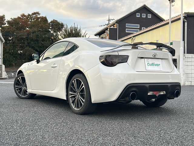 トヨタ ８６ GT 東京都 2012(平24)年 8.9万km サテンホワイトパール 純正ナビ（NHZN-W61G）/・Bluetooth/TV/CD/DVD/USB/バックカメラ/ドライブレコーダー（VREC-DZ300）/横滑り防止装置/盗難防止装置/17インチ純正アルミホイール/電動格納ミラー/rosso modello製マフラー/KUHL RACING スワンネックGTウィング/社外テールランプ/オートエアコン/オートライト/パドルシフト