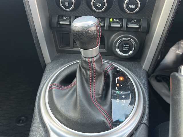 トヨタ ８６ GT 東京都 2012(平24)年 8.9万km サテンホワイトパール 純正ナビ（NHZN-W61G）/・Bluetooth/TV/CD/DVD/USB/バックカメラ/ドライブレコーダー（VREC-DZ300）/横滑り防止装置/盗難防止装置/17インチ純正アルミホイール/電動格納ミラー/rosso modello製マフラー/KUHL RACING スワンネックGTウィング/社外テールランプ/オートエアコン/オートライト/パドルシフト