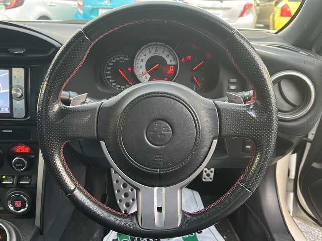 トヨタ ８６ GT 東京都 2012(平24)年 8.9万km サテンホワイトパール 純正ナビ（NHZN-W61G）/・Bluetooth/TV/CD/DVD/USB/バックカメラ/ドライブレコーダー（VREC-DZ300）/横滑り防止装置/盗難防止装置/17インチ純正アルミホイール/電動格納ミラー/rosso modello製マフラー/KUHL RACING スワンネックGTウィング/社外テールランプ/オートエアコン/オートライト/パドルシフト