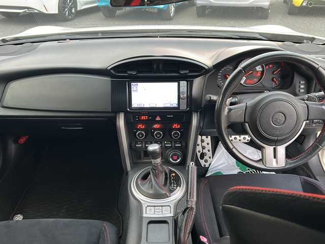 トヨタ ８６ GT 東京都 2012(平24)年 8.9万km サテンホワイトパール 純正ナビ（NHZN-W61G）/・Bluetooth/TV/CD/DVD/USB/バックカメラ/ドライブレコーダー（VREC-DZ300）/横滑り防止装置/盗難防止装置/17インチ純正アルミホイール/電動格納ミラー/rosso modello製マフラー/KUHL RACING スワンネックGTウィング/社外テールランプ/オートエアコン/オートライト/パドルシフト