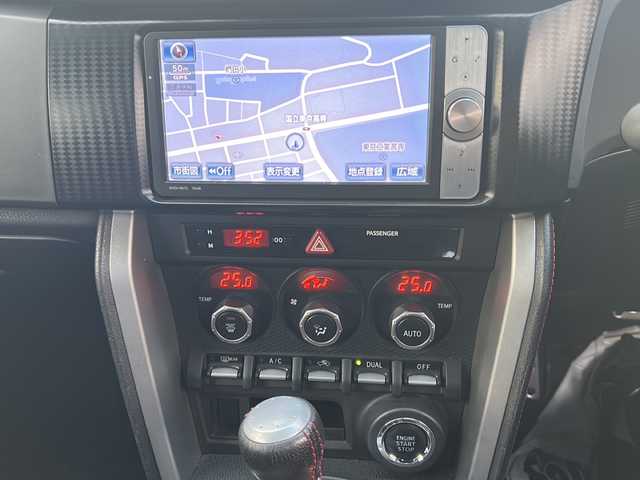 トヨタ ８６ GT 東京都 2012(平24)年 8.9万km サテンホワイトパール 純正ナビ（NHZN-W61G）/・Bluetooth/TV/CD/DVD/USB/バックカメラ/ドライブレコーダー（VREC-DZ300）/横滑り防止装置/盗難防止装置/17インチ純正アルミホイール/電動格納ミラー/rosso modello製マフラー/KUHL RACING スワンネックGTウィング/社外テールランプ/オートエアコン/オートライト/パドルシフト