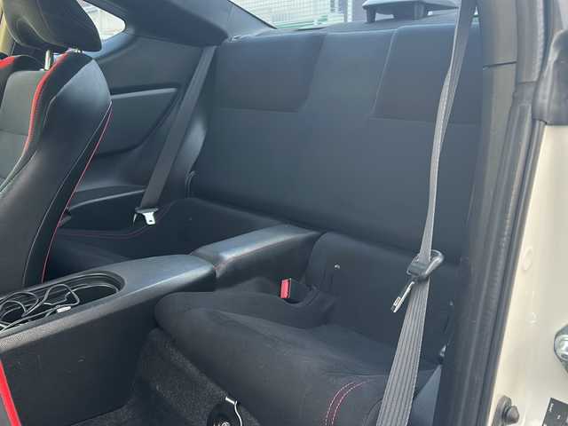 トヨタ ８６ GT 東京都 2012(平24)年 8.9万km サテンホワイトパール 純正ナビ（NHZN-W61G）/・Bluetooth/TV/CD/DVD/USB/バックカメラ/ドライブレコーダー（VREC-DZ300）/横滑り防止装置/盗難防止装置/17インチ純正アルミホイール/電動格納ミラー/rosso modello製マフラー/KUHL RACING スワンネックGTウィング/社外テールランプ/オートエアコン/オートライト/パドルシフト