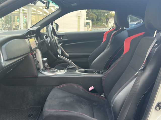 トヨタ ８６ GT 東京都 2012(平24)年 8.9万km サテンホワイトパール 純正ナビ（NHZN-W61G）/・Bluetooth/TV/CD/DVD/USB/バックカメラ/ドライブレコーダー（VREC-DZ300）/横滑り防止装置/盗難防止装置/17インチ純正アルミホイール/電動格納ミラー/rosso modello製マフラー/KUHL RACING スワンネックGTウィング/社外テールランプ/オートエアコン/オートライト/パドルシフト