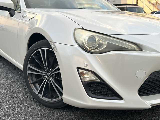 トヨタ ８６ GT 東京都 2012(平24)年 8.9万km サテンホワイトパール 純正ナビ（NHZN-W61G）/・Bluetooth/TV/CD/DVD/USB/バックカメラ/ドライブレコーダー（VREC-DZ300）/横滑り防止装置/盗難防止装置/17インチ純正アルミホイール/電動格納ミラー/rosso modello製マフラー/KUHL RACING スワンネックGTウィング/社外テールランプ/オートエアコン/オートライト/パドルシフト