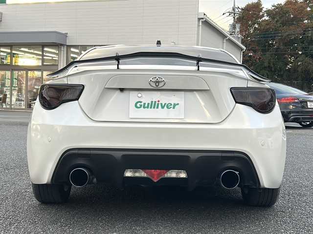 トヨタ ８６ GT 東京都 2012(平24)年 8.9万km サテンホワイトパール 純正ナビ（NHZN-W61G）/・Bluetooth/TV/CD/DVD/USB/バックカメラ/ドライブレコーダー（VREC-DZ300）/横滑り防止装置/盗難防止装置/17インチ純正アルミホイール/電動格納ミラー/rosso modello製マフラー/KUHL RACING スワンネックGTウィング/社外テールランプ/オートエアコン/オートライト/パドルシフト