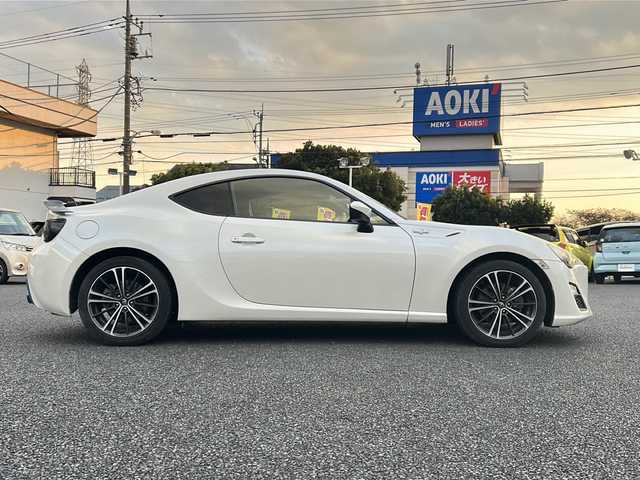 トヨタ ８６ GT 東京都 2012(平24)年 8.9万km サテンホワイトパール 純正ナビ（NHZN-W61G）/・Bluetooth/TV/CD/DVD/USB/バックカメラ/ドライブレコーダー（VREC-DZ300）/横滑り防止装置/盗難防止装置/17インチ純正アルミホイール/電動格納ミラー/rosso modello製マフラー/KUHL RACING スワンネックGTウィング/社外テールランプ/オートエアコン/オートライト/パドルシフト