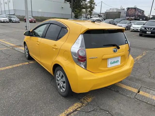 トヨタ アクア S 新潟県 2013(平25)年 10.9万km イエロー リモコンキー/スペアキー1本/ライトレベライザー/フォグ/純正AW4本セット