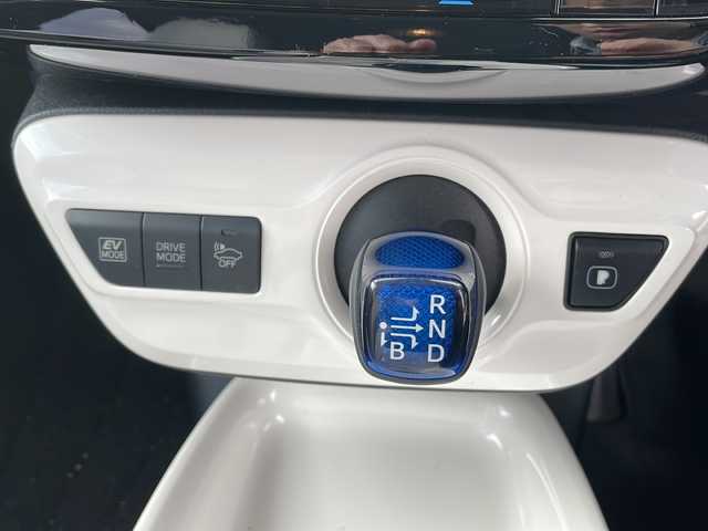 トヨタ プリウス A プレミアム　ツーリングセレ 岩手県 2017(平29)年 8.5万km ホワイトパールクリスタルシャイン 4WD/純正9インチナビ(CD/DVD/SD/ラジオ/BT)/フルセグテレビ/バックカメラ/社外エアロパーツ/レザーシート/前席シートヒーター/D席パワーシート/ビルトインETC/パーキングアシスト/AC100V電源/ヘッドアップディスプレイ/プリクラッシュセーフティ/レーンディパーチャーアラート/レーダークルーズコントロール/オートハイビーム/ブラインドスポットモニター/横滑り防止機能/コーナーセンサー/純正17inアルミホイール/純正フロアマット/純正トノカバー/LEDヘッドライト/フォグランプ/ステアリングスイッチ/スマートキー(×2)