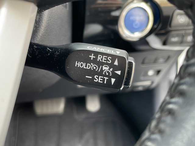 トヨタ プリウス A プレミアム　ツーリングセレ 岩手県 2017(平29)年 8.5万km ホワイトパールクリスタルシャイン 4WD/純正9インチナビ(CD/DVD/SD/ラジオ/BT)/フルセグテレビ/バックカメラ/社外エアロパーツ/レザーシート/前席シートヒーター/D席パワーシート/ビルトインETC/パーキングアシスト/AC100V電源/ヘッドアップディスプレイ/プリクラッシュセーフティ/レーンディパーチャーアラート/レーダークルーズコントロール/オートハイビーム/ブラインドスポットモニター/横滑り防止機能/コーナーセンサー/純正17inアルミホイール/純正フロアマット/純正トノカバー/LEDヘッドライト/フォグランプ/ステアリングスイッチ/スマートキー(×2)