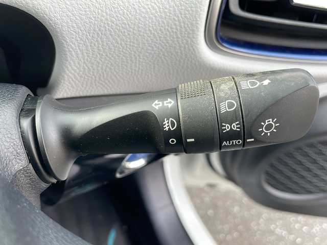 トヨタ プリウス A プレミアム　ツーリングセレ 岩手県 2017(平29)年 8.5万km ホワイトパールクリスタルシャイン 4WD/純正9インチナビ(CD/DVD/SD/ラジオ/BT)/フルセグテレビ/バックカメラ/社外エアロパーツ/レザーシート/前席シートヒーター/D席パワーシート/ビルトインETC/パーキングアシスト/AC100V電源/ヘッドアップディスプレイ/プリクラッシュセーフティ/レーンディパーチャーアラート/レーダークルーズコントロール/オートハイビーム/ブラインドスポットモニター/横滑り防止機能/コーナーセンサー/純正17inアルミホイール/純正フロアマット/純正トノカバー/LEDヘッドライト/フォグランプ/ステアリングスイッチ/スマートキー(×2)