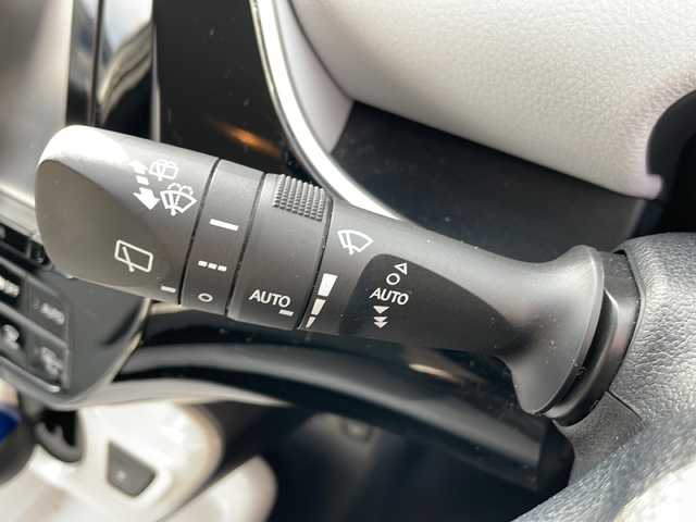 トヨタ プリウス A プレミアム　ツーリングセレ 岩手県 2017(平29)年 8.5万km ホワイトパールクリスタルシャイン 4WD/純正9インチナビ(CD/DVD/SD/ラジオ/BT)/フルセグテレビ/バックカメラ/社外エアロパーツ/レザーシート/前席シートヒーター/D席パワーシート/ビルトインETC/パーキングアシスト/AC100V電源/ヘッドアップディスプレイ/プリクラッシュセーフティ/レーンディパーチャーアラート/レーダークルーズコントロール/オートハイビーム/ブラインドスポットモニター/横滑り防止機能/コーナーセンサー/純正17inアルミホイール/純正フロアマット/純正トノカバー/LEDヘッドライト/フォグランプ/ステアリングスイッチ/スマートキー(×2)