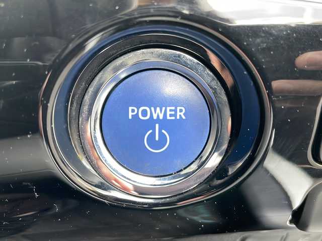 トヨタ プリウス A プレミアム　ツーリングセレ 岩手県 2017(平29)年 8.5万km ホワイトパールクリスタルシャイン 4WD/純正9インチナビ(CD/DVD/SD/ラジオ/BT)/フルセグテレビ/バックカメラ/社外エアロパーツ/レザーシート/前席シートヒーター/D席パワーシート/ビルトインETC/パーキングアシスト/AC100V電源/ヘッドアップディスプレイ/プリクラッシュセーフティ/レーンディパーチャーアラート/レーダークルーズコントロール/オートハイビーム/ブラインドスポットモニター/横滑り防止機能/コーナーセンサー/純正17inアルミホイール/純正フロアマット/純正トノカバー/LEDヘッドライト/フォグランプ/ステアリングスイッチ/スマートキー(×2)