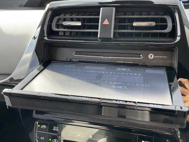 トヨタ プリウス A プレミアム　ツーリングセレ 岩手県 2017(平29)年 8.5万km ホワイトパールクリスタルシャイン 4WD/純正9インチナビ(CD/DVD/SD/ラジオ/BT)/フルセグテレビ/バックカメラ/社外エアロパーツ/レザーシート/前席シートヒーター/D席パワーシート/ビルトインETC/パーキングアシスト/AC100V電源/ヘッドアップディスプレイ/プリクラッシュセーフティ/レーンディパーチャーアラート/レーダークルーズコントロール/オートハイビーム/ブラインドスポットモニター/横滑り防止機能/コーナーセンサー/純正17inアルミホイール/純正フロアマット/純正トノカバー/LEDヘッドライト/フォグランプ/ステアリングスイッチ/スマートキー(×2)