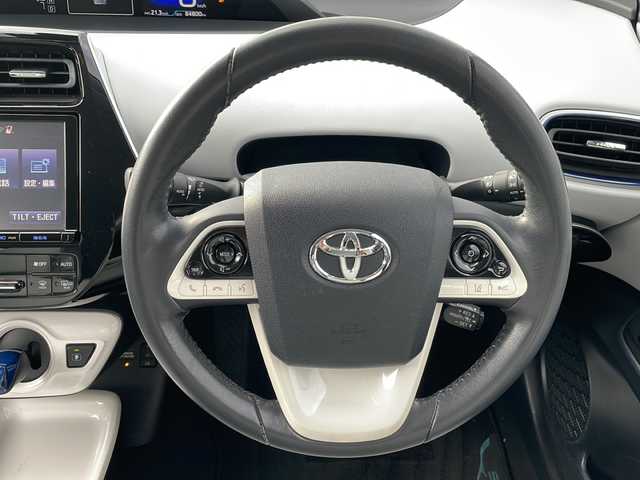 トヨタ プリウス A プレミアム　ツーリングセレ 岩手県 2017(平29)年 8.5万km ホワイトパールクリスタルシャイン 4WD/純正9インチナビ(CD/DVD/SD/ラジオ/BT)/フルセグテレビ/バックカメラ/社外エアロパーツ/レザーシート/前席シートヒーター/D席パワーシート/ビルトインETC/パーキングアシスト/AC100V電源/ヘッドアップディスプレイ/プリクラッシュセーフティ/レーンディパーチャーアラート/レーダークルーズコントロール/オートハイビーム/ブラインドスポットモニター/横滑り防止機能/コーナーセンサー/純正17inアルミホイール/純正フロアマット/純正トノカバー/LEDヘッドライト/フォグランプ/ステアリングスイッチ/スマートキー(×2)