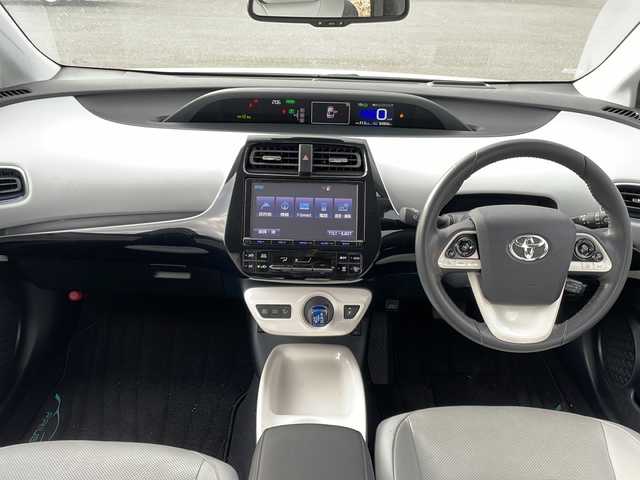 トヨタ プリウス A プレミアム　ツーリングセレ 岩手県 2017(平29)年 8.5万km ホワイトパールクリスタルシャイン 4WD/純正9インチナビ(CD/DVD/SD/ラジオ/BT)/フルセグテレビ/バックカメラ/社外エアロパーツ/レザーシート/前席シートヒーター/D席パワーシート/ビルトインETC/パーキングアシスト/AC100V電源/ヘッドアップディスプレイ/プリクラッシュセーフティ/レーンディパーチャーアラート/レーダークルーズコントロール/オートハイビーム/ブラインドスポットモニター/横滑り防止機能/コーナーセンサー/純正17inアルミホイール/純正フロアマット/純正トノカバー/LEDヘッドライト/フォグランプ/ステアリングスイッチ/スマートキー(×2)