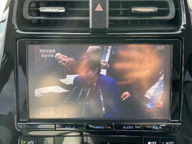 トヨタ プリウス A プレミアム　ツーリングセレ 岩手県 2017(平29)年 8.5万km ホワイトパールクリスタルシャイン 4WD/純正9インチナビ(CD/DVD/SD/ラジオ/BT)/フルセグテレビ/バックカメラ/社外エアロパーツ/レザーシート/前席シートヒーター/D席パワーシート/ビルトインETC/パーキングアシスト/AC100V電源/ヘッドアップディスプレイ/プリクラッシュセーフティ/レーンディパーチャーアラート/レーダークルーズコントロール/オートハイビーム/ブラインドスポットモニター/横滑り防止機能/コーナーセンサー/純正17inアルミホイール/純正フロアマット/純正トノカバー/LEDヘッドライト/フォグランプ/ステアリングスイッチ/スマートキー(×2)