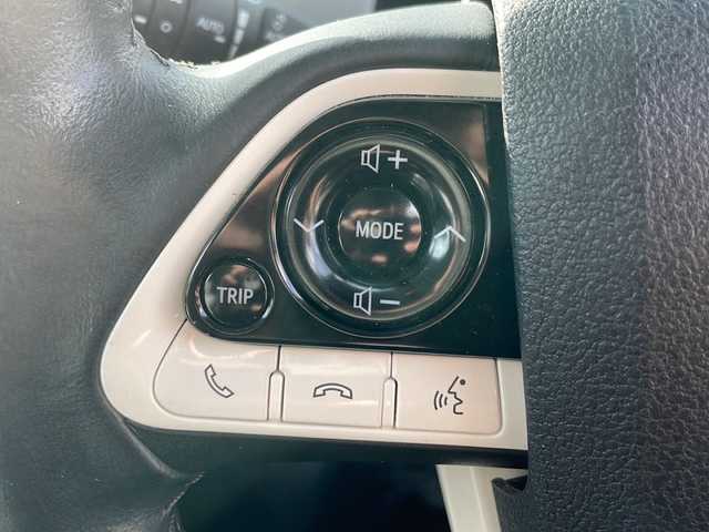 トヨタ プリウス A プレミアム　ツーリングセレ 岩手県 2017(平29)年 8.5万km ホワイトパールクリスタルシャイン 4WD/純正9インチナビ(CD/DVD/SD/ラジオ/BT)/フルセグテレビ/バックカメラ/社外エアロパーツ/レザーシート/前席シートヒーター/D席パワーシート/ビルトインETC/パーキングアシスト/AC100V電源/ヘッドアップディスプレイ/プリクラッシュセーフティ/レーンディパーチャーアラート/レーダークルーズコントロール/オートハイビーム/ブラインドスポットモニター/横滑り防止機能/コーナーセンサー/純正17inアルミホイール/純正フロアマット/純正トノカバー/LEDヘッドライト/フォグランプ/ステアリングスイッチ/スマートキー(×2)