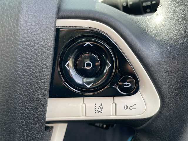 トヨタ プリウス A プレミアム　ツーリングセレ 岩手県 2017(平29)年 8.5万km ホワイトパールクリスタルシャイン 4WD/純正9インチナビ(CD/DVD/SD/ラジオ/BT)/フルセグテレビ/バックカメラ/社外エアロパーツ/レザーシート/前席シートヒーター/D席パワーシート/ビルトインETC/パーキングアシスト/AC100V電源/ヘッドアップディスプレイ/プリクラッシュセーフティ/レーンディパーチャーアラート/レーダークルーズコントロール/オートハイビーム/ブラインドスポットモニター/横滑り防止機能/コーナーセンサー/純正17inアルミホイール/純正フロアマット/純正トノカバー/LEDヘッドライト/フォグランプ/ステアリングスイッチ/スマートキー(×2)