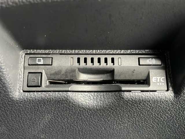 トヨタ プリウス A プレミアム　ツーリングセレ 岩手県 2017(平29)年 8.5万km ホワイトパールクリスタルシャイン 4WD/純正9インチナビ(CD/DVD/SD/ラジオ/BT)/フルセグテレビ/バックカメラ/社外エアロパーツ/レザーシート/前席シートヒーター/D席パワーシート/ビルトインETC/パーキングアシスト/AC100V電源/ヘッドアップディスプレイ/プリクラッシュセーフティ/レーンディパーチャーアラート/レーダークルーズコントロール/オートハイビーム/ブラインドスポットモニター/横滑り防止機能/コーナーセンサー/純正17inアルミホイール/純正フロアマット/純正トノカバー/LEDヘッドライト/フォグランプ/ステアリングスイッチ/スマートキー(×2)