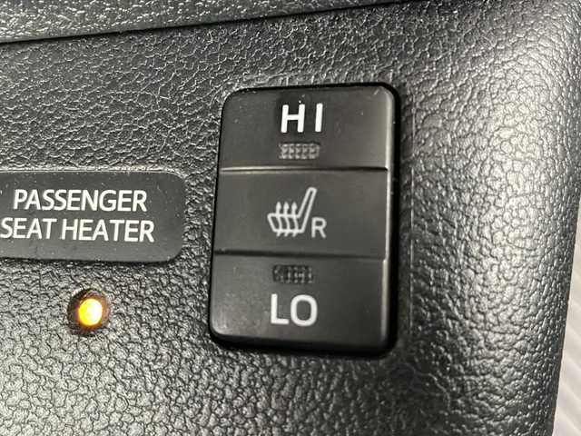 トヨタ プリウス A プレミアム　ツーリングセレ 岩手県 2017(平29)年 8.5万km ホワイトパールクリスタルシャイン 4WD/純正9インチナビ(CD/DVD/SD/ラジオ/BT)/フルセグテレビ/バックカメラ/社外エアロパーツ/レザーシート/前席シートヒーター/D席パワーシート/ビルトインETC/パーキングアシスト/AC100V電源/ヘッドアップディスプレイ/プリクラッシュセーフティ/レーンディパーチャーアラート/レーダークルーズコントロール/オートハイビーム/ブラインドスポットモニター/横滑り防止機能/コーナーセンサー/純正17inアルミホイール/純正フロアマット/純正トノカバー/LEDヘッドライト/フォグランプ/ステアリングスイッチ/スマートキー(×2)