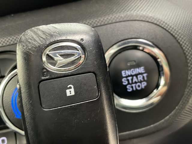 ダイハツ ロッキー G 秋田県 2020(令2)年 5.2万km シャイニングホワイトパール 4WD/社外SDナビ　/フルセグTV/AM/FM/CD/DVD/Bluetooth/バックカメラ　/スマートアシスト　/レーダークルーズコントロール　/レーンキープアシスト　/ブラインドスポットモニター/先行者発進告知/横滑り防止装置/アイドリングストップ/クリアランスソナー/寒冷地仕様　/ワイパーデアイサー　/前席シートヒーター　/ETC/前方ドライブレコーダー/LEDヘッドライト/シーケンシャルウィンカー/オートマチックハイビーム/純正ドアバイザー/純正アルミホイール