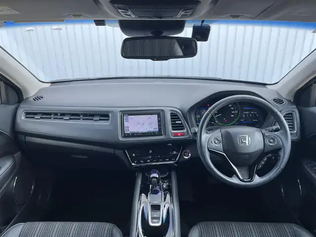 ホンダ ヴェゼル ハイブリッド Z 滋賀県 2015(平27)年 4万km プレミアムディープロッソパール 純正メモリナビ/・フルセグTV/FM/AM/SD/・CD/DVD/Bluetooth/バックカメラ/クルーズコントロール/シティブレーキアクティブシステム/・衝突回避・軽減ブレーキ/・誤発進抑制機能/オートブレーキホールド/純正ドライブレコーダー/ETC/ハーフレザーシート/前席シートヒーター/革巻きステアリング/パドルシフト/防眩インナーミラー/アイドリングストップ/純正LEDヘッドライト/オートライト/フォグランプ/電格ウィンカーミラー/ルーフレール/プッシュスタート/スマートキー×２/ドアバイザー/純正フロアマット