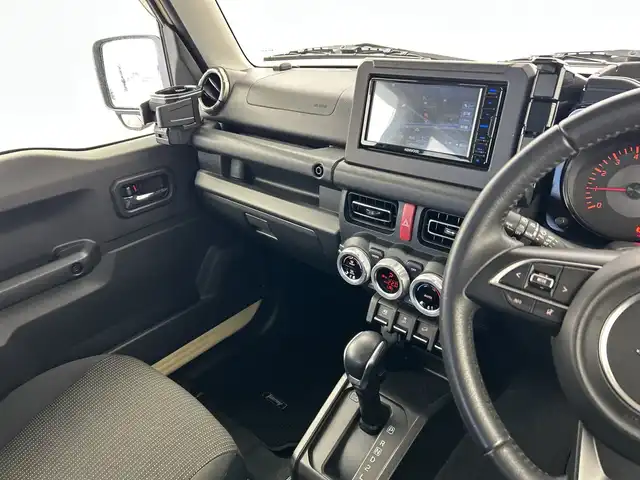 スズキ ジムニー XC 三重県 2018(平30)年 1万km シフォンアイボリーメタリックブラック2トーンルーフ /禁煙車//純正メモリーナビ//バックカメラ//衝突軽減ブレーキ //レーンキープアシスト //クルーズコントロール //革巻きステアリング//ステアリングスイッチ//4WD //ターボ //純正ビルトインETC //DN席シートヒーター //純正前後ドライブレコーダー //オートハイビーム //LED //フォグ