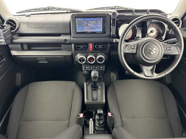 スズキ ジムニー XC 三重県 2018(平30)年 1万km シフォンアイボリーメタリックブラック2トーンルーフ /禁煙車//純正メモリーナビ//バックカメラ//衝突軽減ブレーキ //レーンキープアシスト //クルーズコントロール //革巻きステアリング//ステアリングスイッチ//4WD //ターボ //純正ビルトインETC //DN席シートヒーター //純正前後ドライブレコーダー //オートハイビーム //LED //フォグ