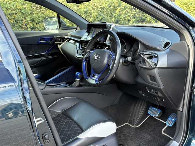 トヨタ Ｃ－ＨＲ G モード ネロ 大分県 2019(平31)年 7.1万km ブラッキッシュアゲハガラスフレーク TRDフルエアロ/トヨタセーフティセンス/ハーフレザーシート/純正メモリーナビ/バックカメラ/フルセグ /DVD/Bluetooth/シートヒーター/純正LEDヘッドライト/フォグランプ/オートライトコントロール/オートハイビームアシスト/シーケンシャルウインカー/アダプティブクルーズコントロール/レーンキープアシスト/スマートキー/エンジンプッシュスタート/ビルトインETC/純正18インチアルミ/前後クリアランスソナー