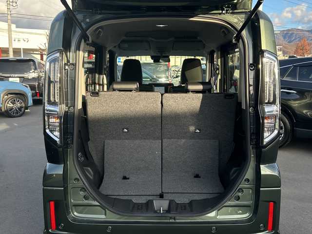 スズキ スペーシア カスタム HYBRID XS 長野県 2024(令6)年 0.4万km クールカーキPM 禁煙車/社外8インチナビ（CD/DVD/フルセグTV/Bluetooth）/セーフティサポート/・デュアルセンサーブレーキサポート/・誤発進抑制機能/・車線逸脱警報機能/・ふらつき警報機能/・先行車発進お知らせ機能/・ハイビームアシスト/・後退時ブレーキサポート/・後方誤発進抑制機能/・リアパーキングセンサー/・アダプティブクルーズコントロール/・標識認識機能/・ヘッドアップディスプレイ/バックカメラ/両側パワースライドドア/前席シートヒーター/ハーフレザーシート/ステアリングヒーター/革巻きステアリング/ステアリングスイッチ/LEDヘッドライト/フォグランプ/オートライト/電動パーキングブレーキ/ブレーキホールド/アイドリングストップ/スマートキー/Pスタート/電動格納ミラー/純正15インチAW/純正フロアマット